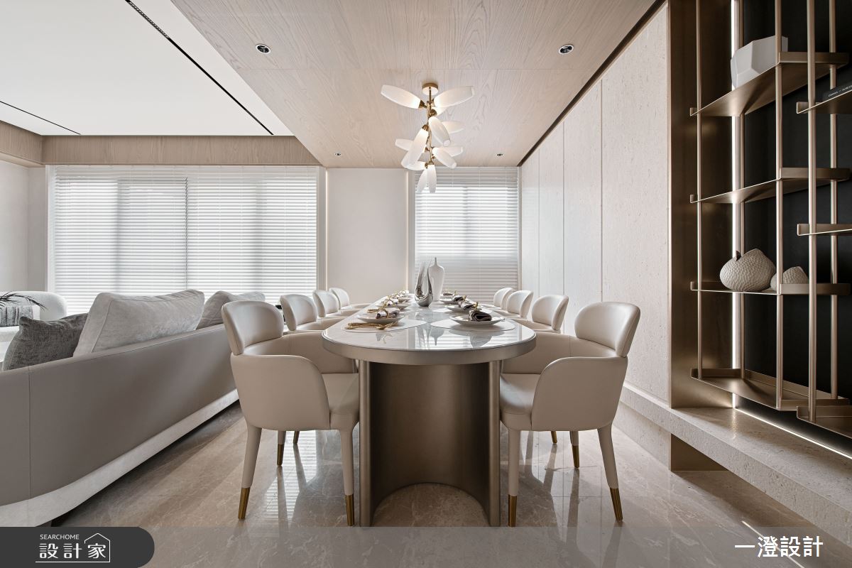 以木皮天花板搭配柔和的燈光設計，讓用餐的儀式感十足。