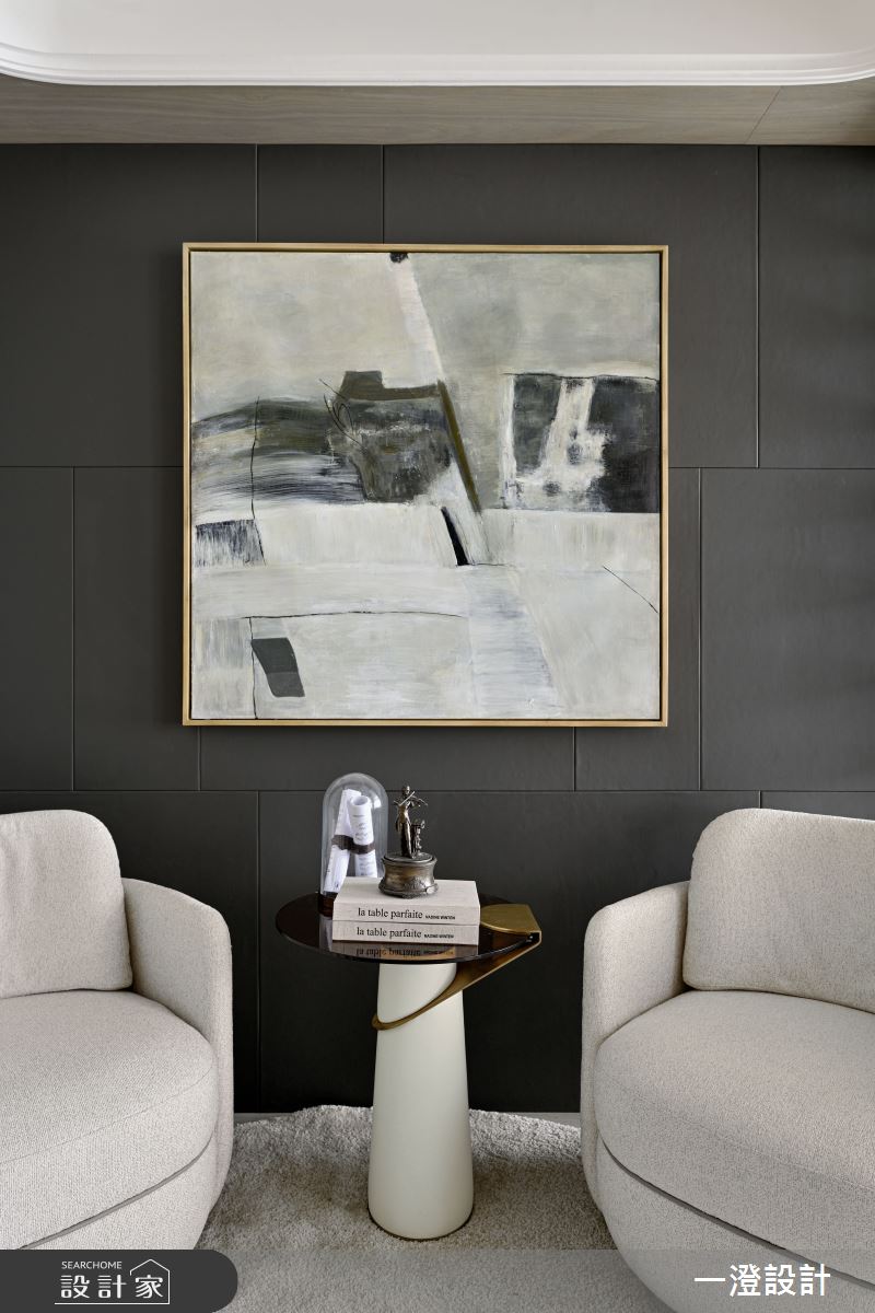 私領域內的品酒室，以鍍鈦金屬與墨紋石材交織，呈現精美色調，為屋主營造低奢而靜謐的品味角落。