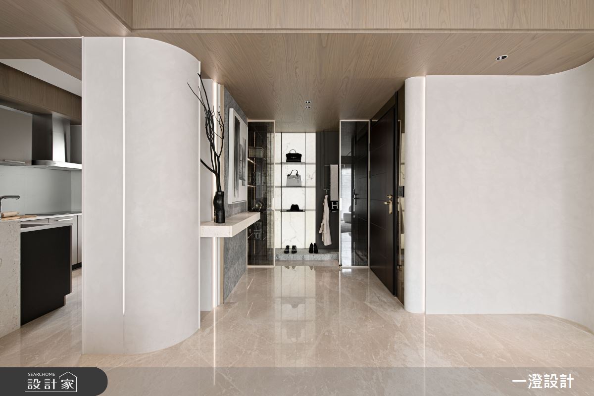 玄關利用動線轉折設計，以及精緻的材質營造迎賓印象牆，打造「柳暗花明又一村」的體驗。
