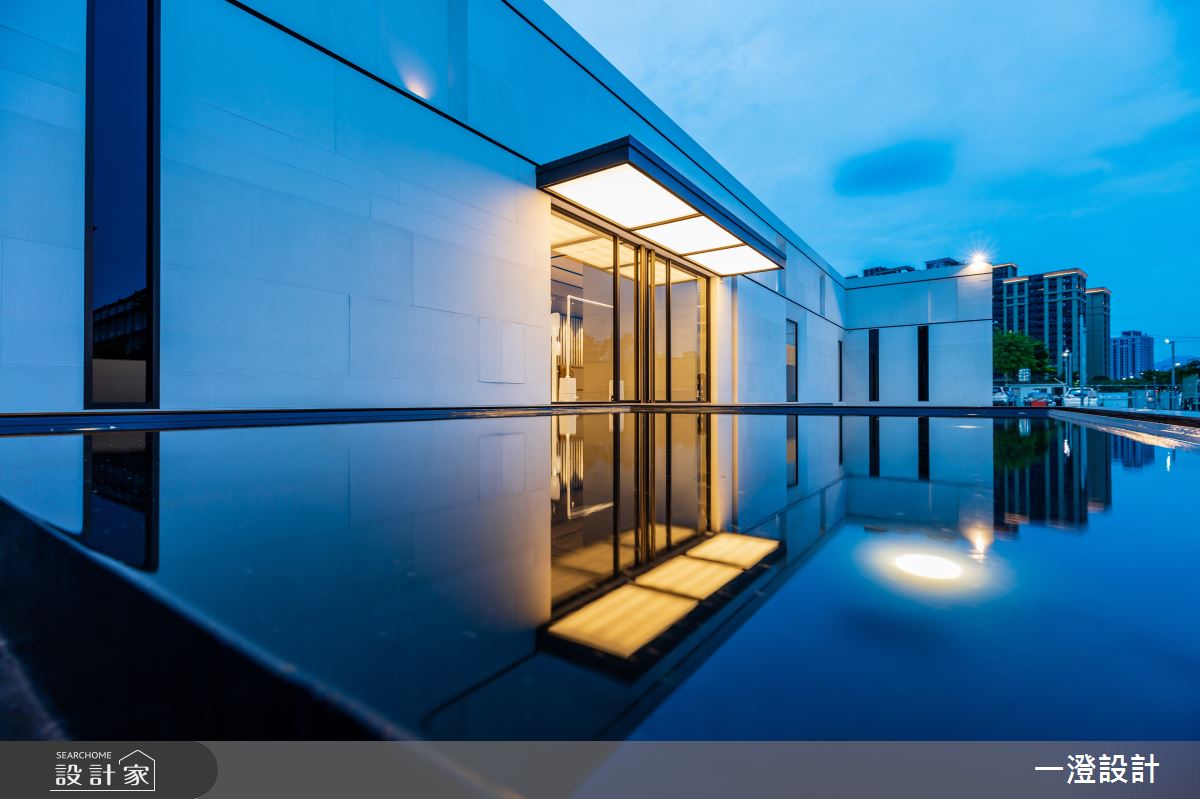 接待中心以白色極簡建築呈現，純粹線條搭配俐落比例，在夜晚時以燈光點綴，成為都市高樓中的視覺焦點。