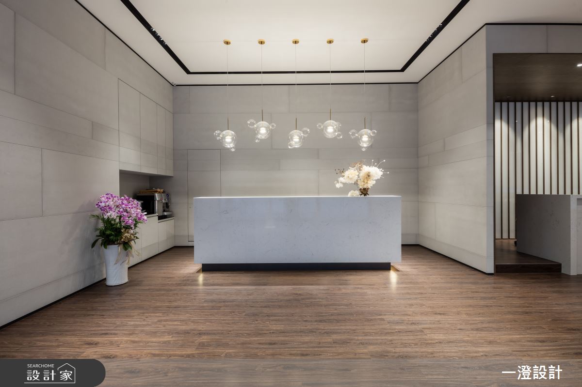 輔迎入門映入眼簾的，即是純白主題的櫃檯搭配木質地坪，柔和而高雅的氛圍迎接來訪者。