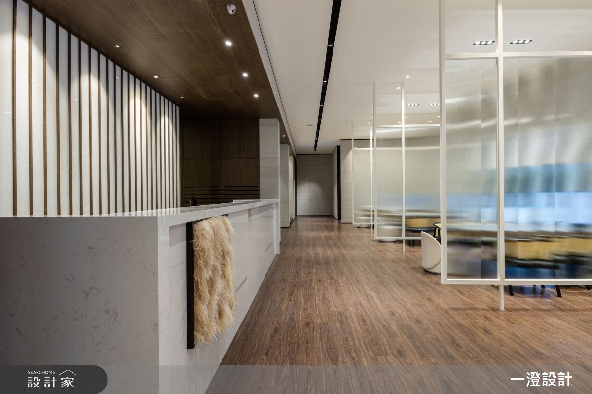 透光隔屏界定洽談區域，兼顧開放感與隱私，讓討論空間更舒適。