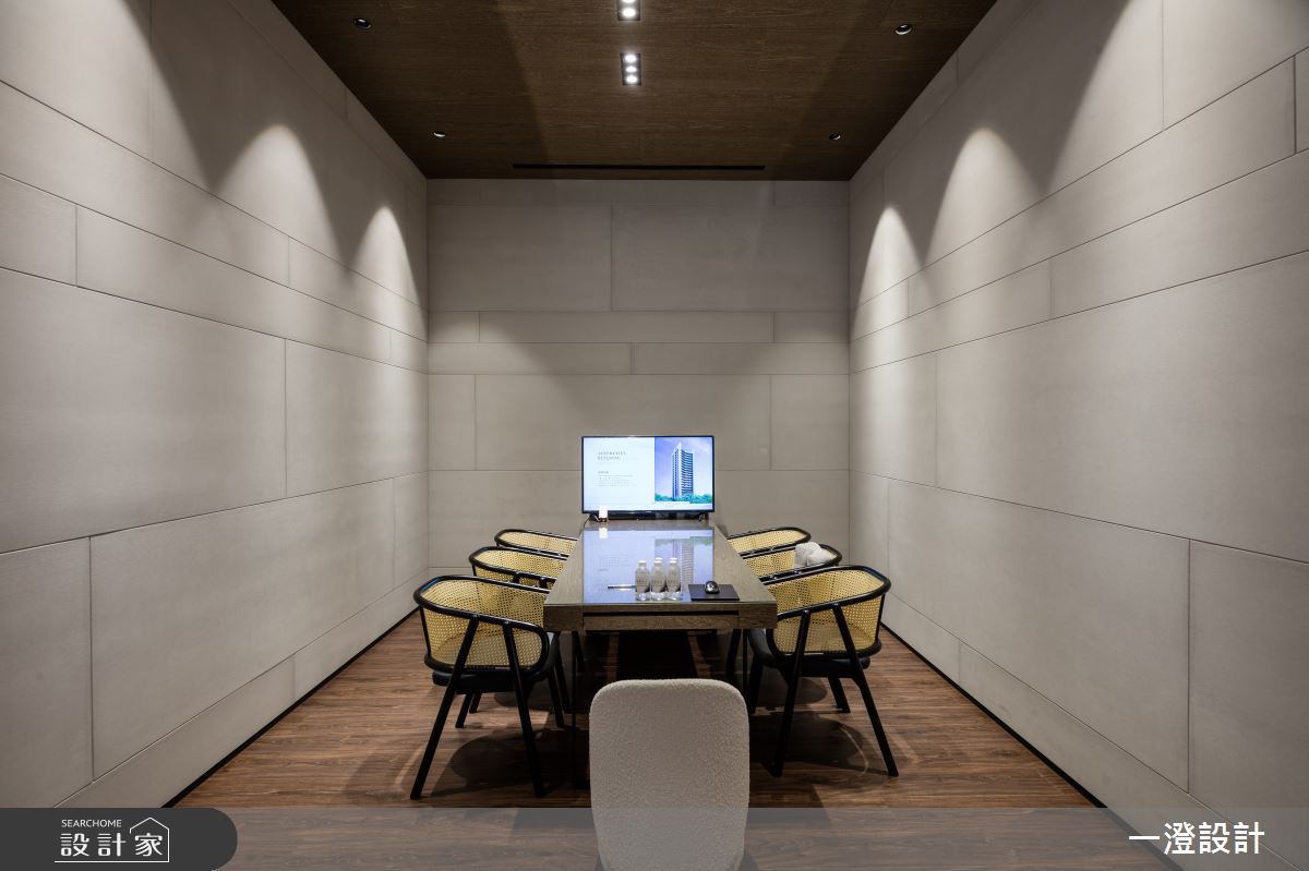 不同大小的洽談桌配置，滿足單人至多組訪客的需求，提供靈活的接待環境。