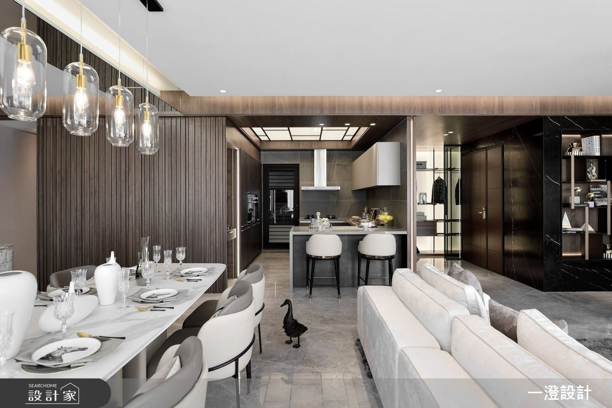 廚房、餐桌與客廳形成公領域重要的社交三角，機能性彼此輔助，能容納多組互動。