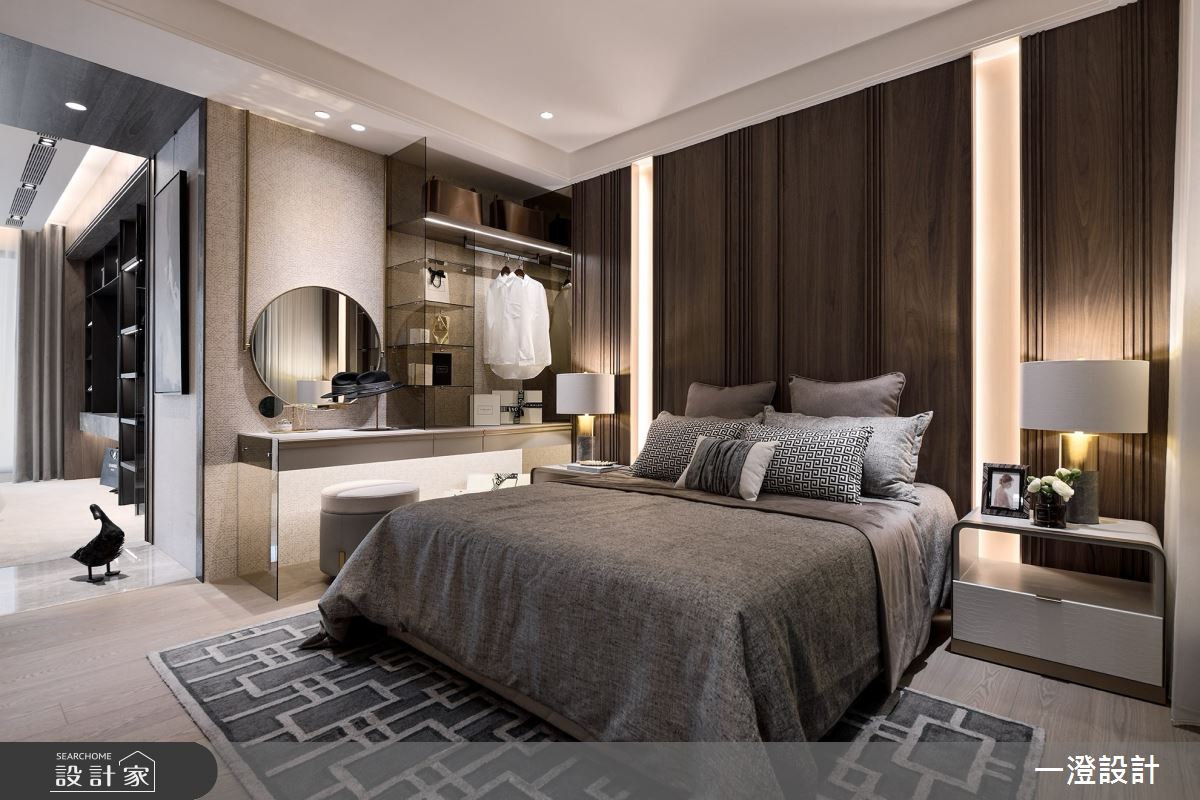 臥室調節了明暗色系的比例，並運用織品營造出舒眠的空間。