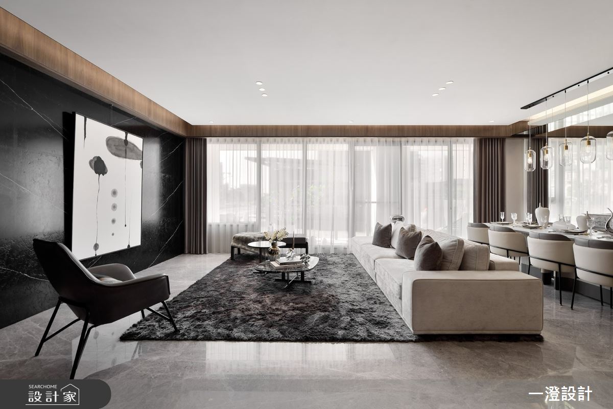 客廳、餐桌與書房流暢串聯，寬敞明亮、路徑自由，並且給予空間極好的社交彈性。