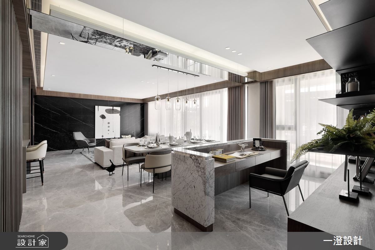 客廳、餐桌、書房如同浮島，既獨立又能連結，也因此創造自由流暢的環狀動線。