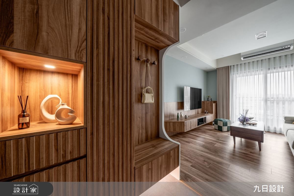 中段鏤空與抽屜櫃:收納錢包鑰匙信件