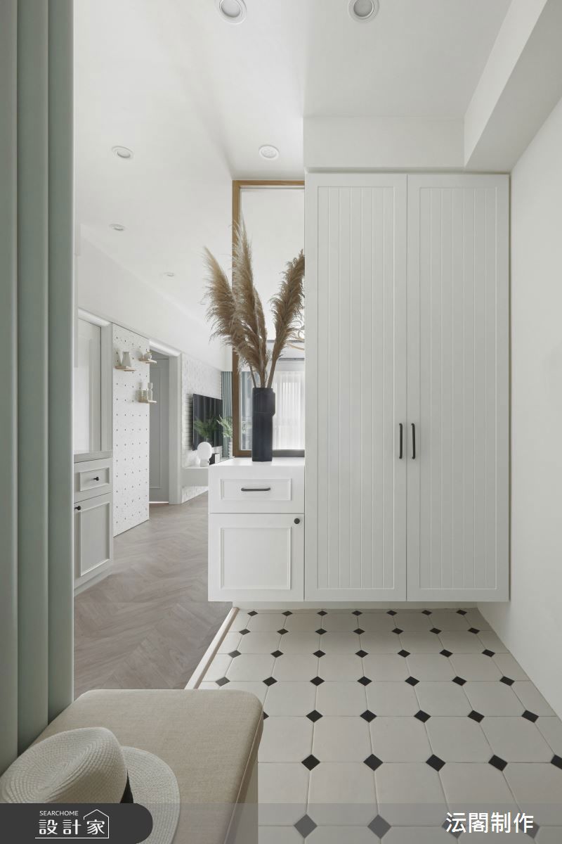 懸浮櫃型設計:下方可收納常穿鞋履