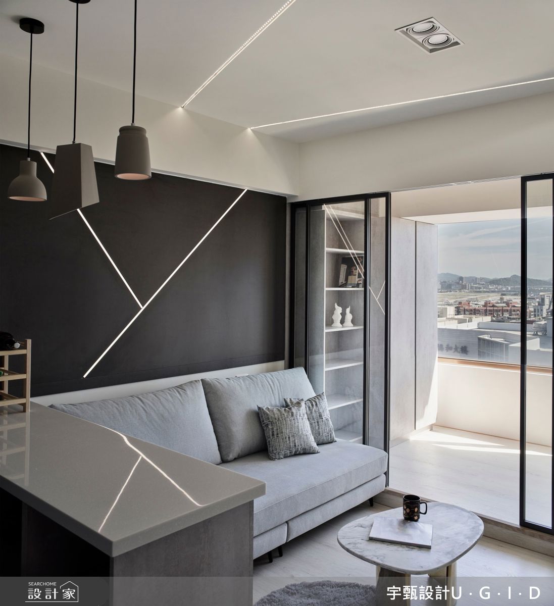 書房採強化玻璃拉門設計，兼具開放與獨立；自然光可自由穿透，讓室內空間更加明亮。