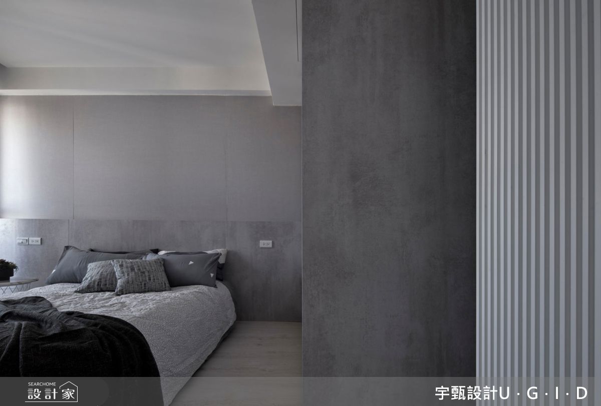 主臥室以清水模質感鋪陳，簡約中見層次，讓15坪的小宅依然有高級生活感。