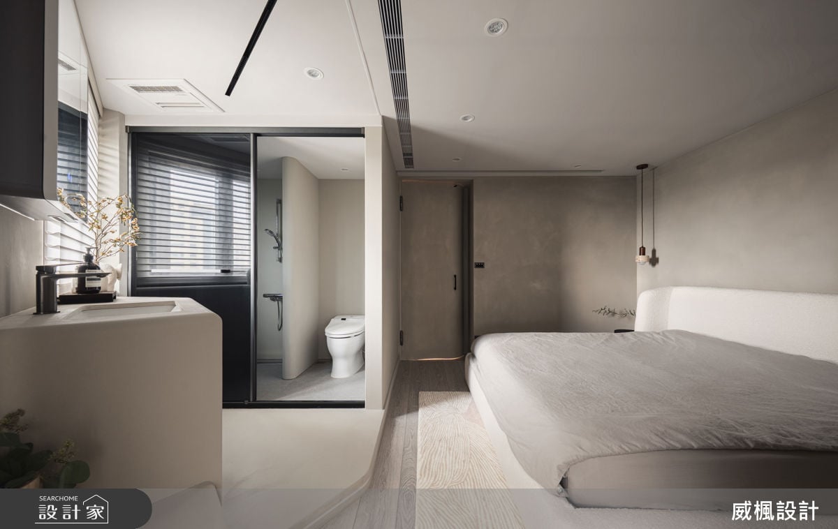 主浴採開放式設計,搭配灰玻門片維持隱私,兼顧視覺延展與使用彈性。