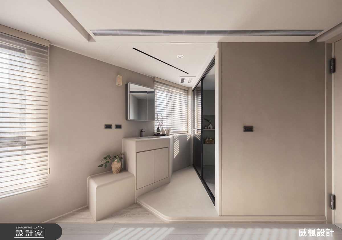 原本的斜角區域,轉化為主臥的衛浴與更衣室,有效化解不規則空間,讓格局回歸方正。