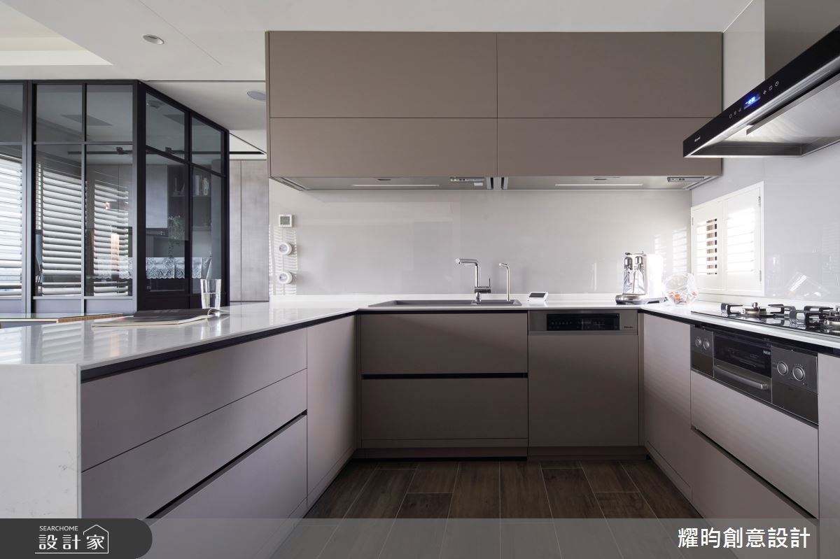 L型廚房檯面與中島串聯,檯面擴大形成單向動線