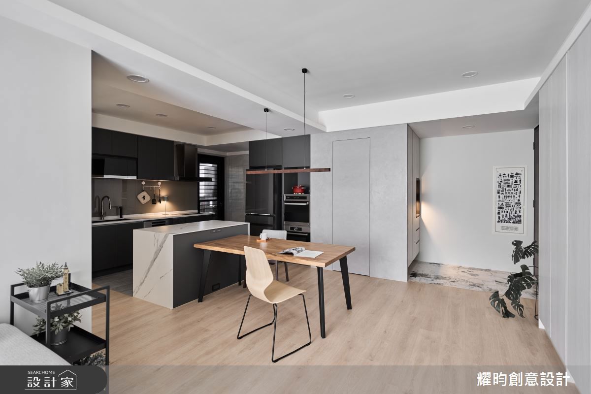 中島與餐桌形成T字型,建商原先預留的專用迴路不足,需將電箱的專迴加大,建議統整於儲藏室裡,視覺清爽