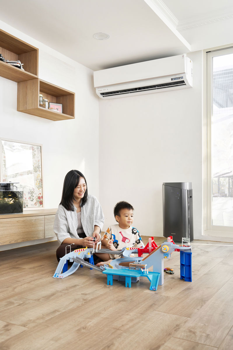 Panasonic 的空調、除濕機及空氣清淨機,共同創造高品質的生活環境,讓女主人能夠安心陪伴孩子玩耍和成長。