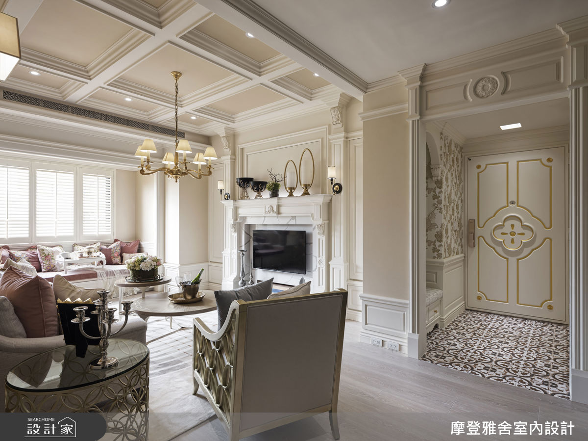 壁爐電視牆以對稱比例結合柱頭與櫃體，呈現結構與美感的平衡。