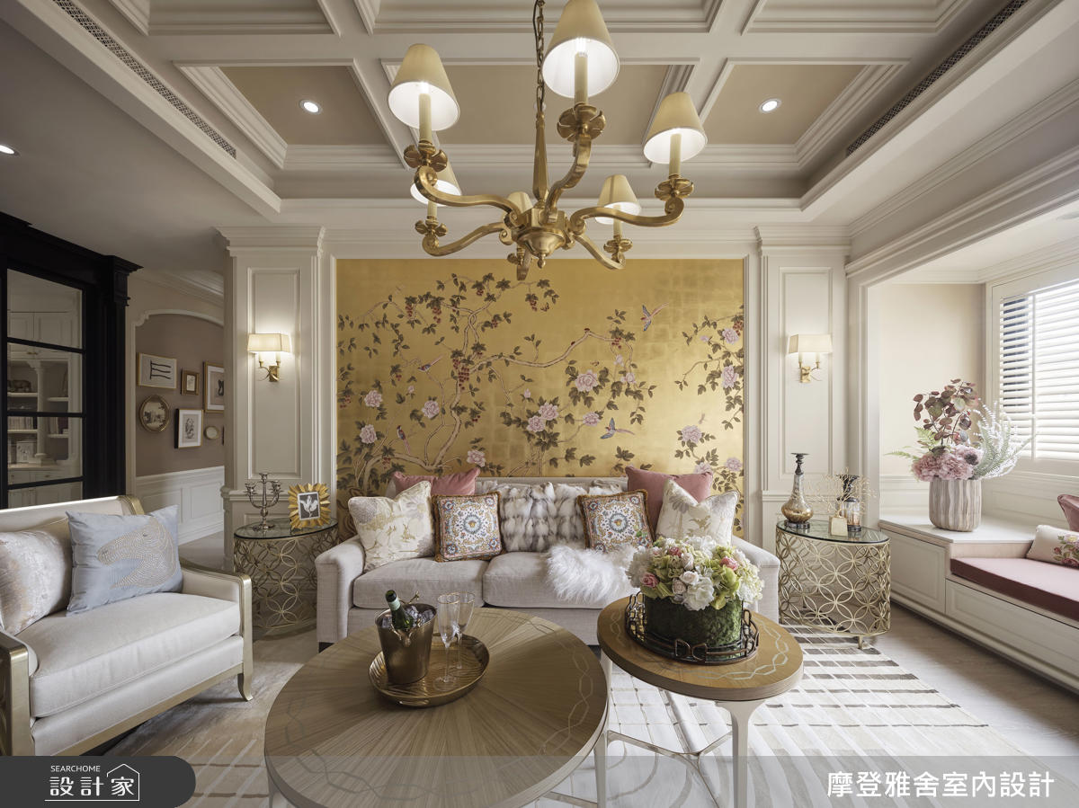 金箔手繪花鳥牆象徵家族情感，以藝術筆觸凝結歲月記憶。