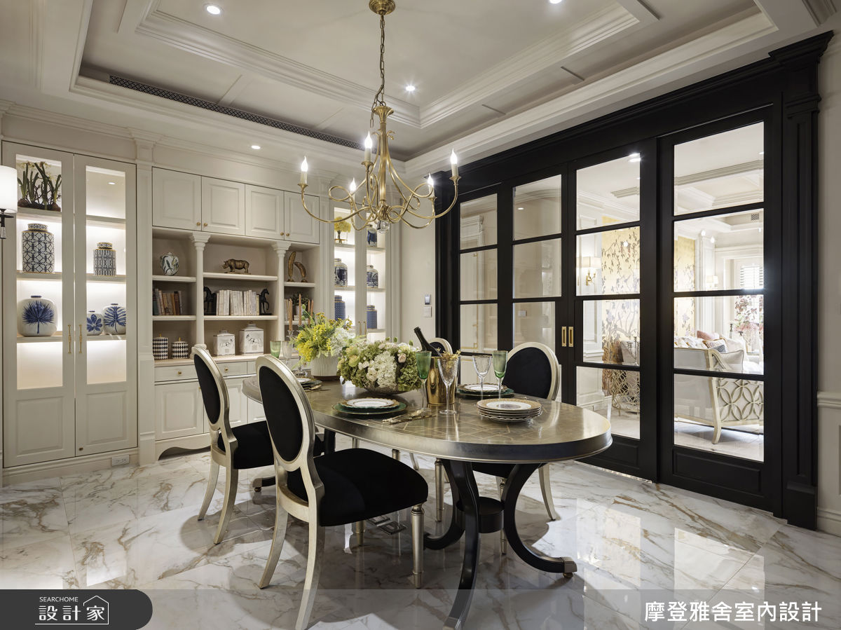 廚房雙開門設計，重整空間比例，讓動線更開闊流暢，而黑金餐椅搭配弧形餐桌，則烘托歐式用餐氛圍。