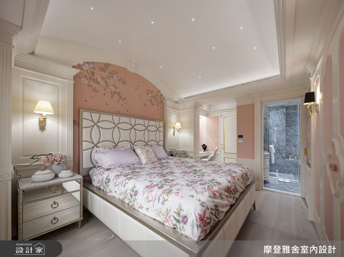 主臥以圓弧修飾化解天花樑柱壓迫感，並設計星空燈光象徵飛行職涯的延續。