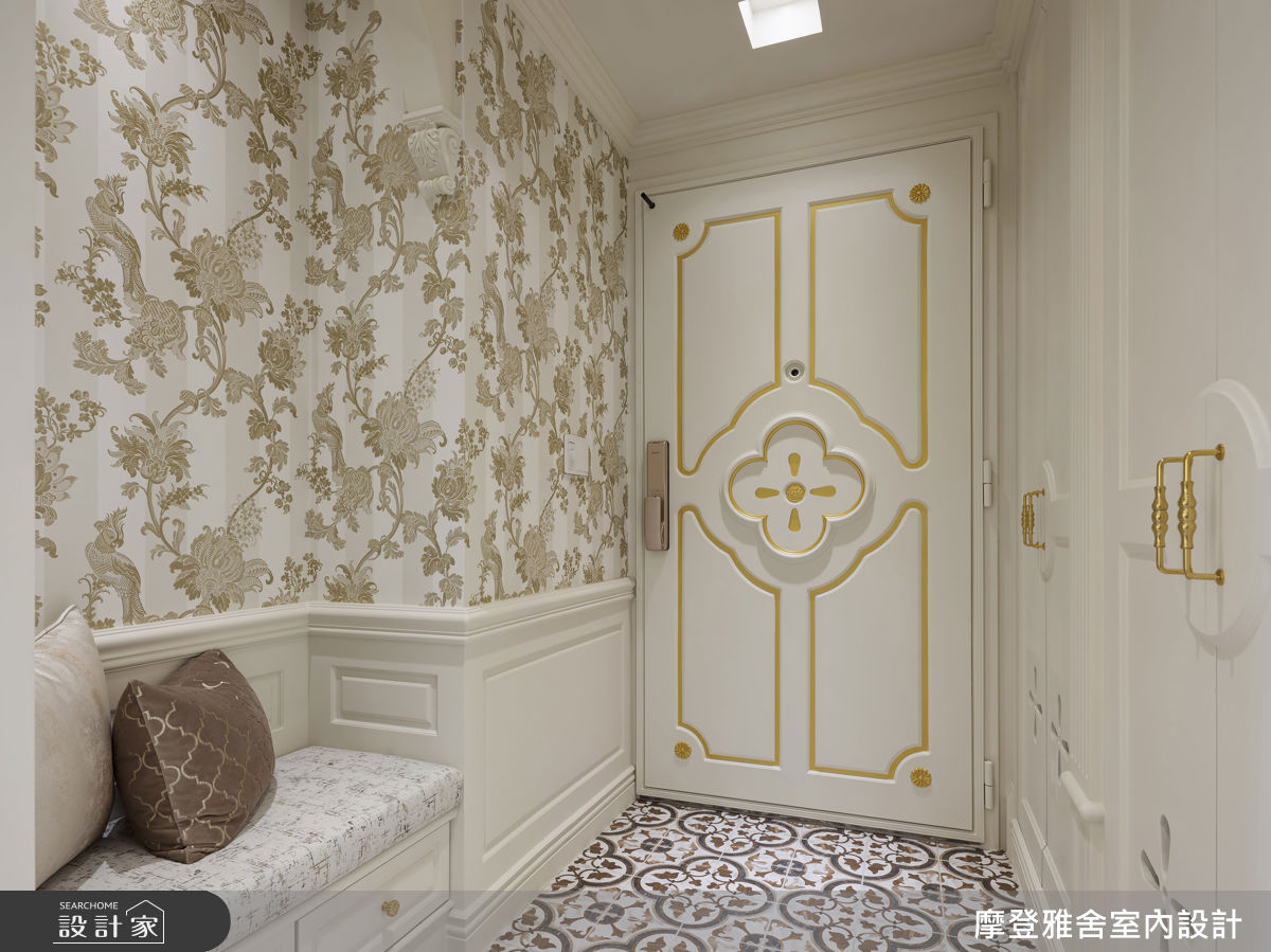 玄關空間中整合穿鞋椅與旋轉鞋櫃，兼顧收納與美感。