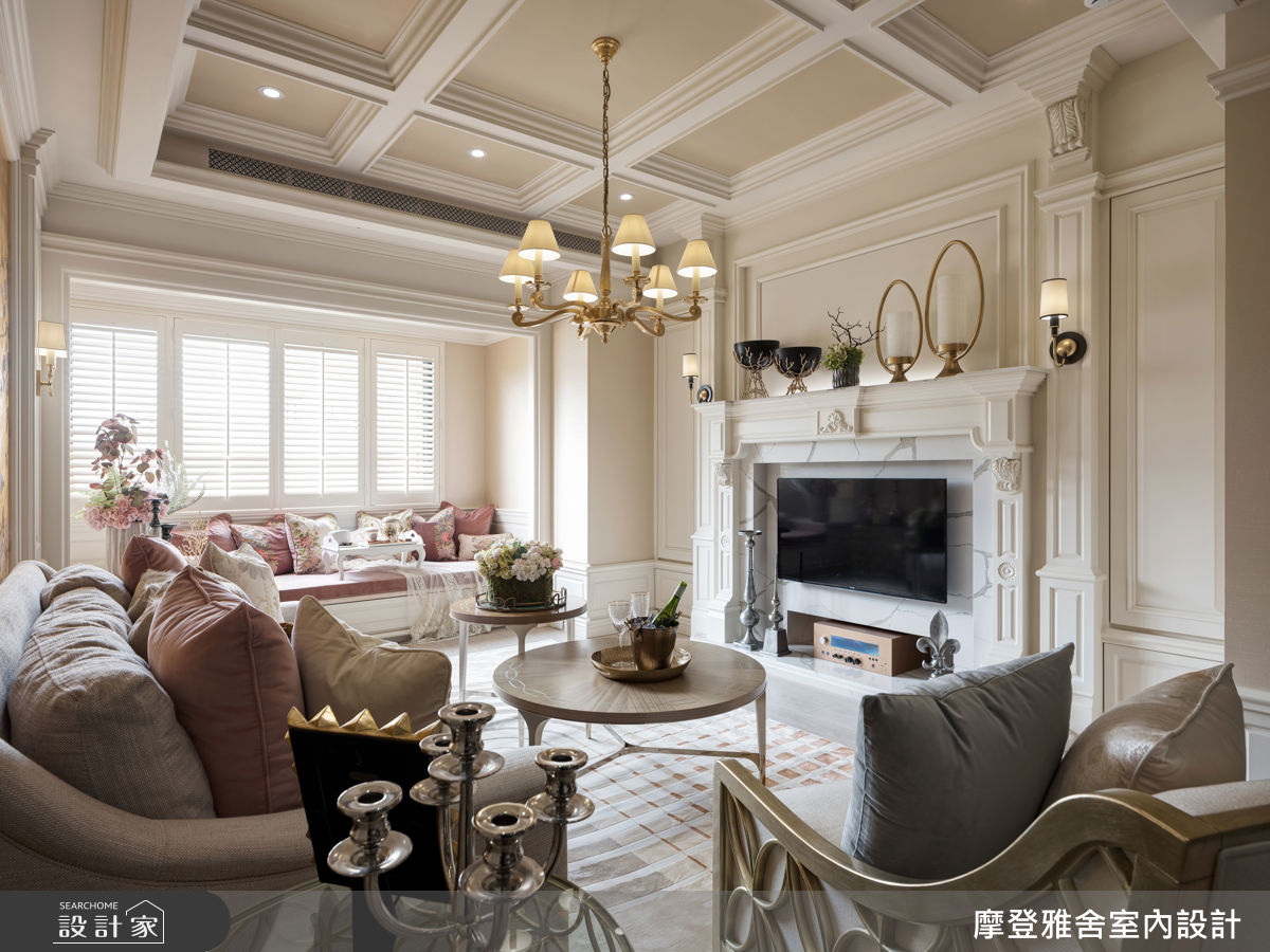 磚與線板交織歐式風情，粉色臥榻柔化奢華氣韻，展現優雅溫度。