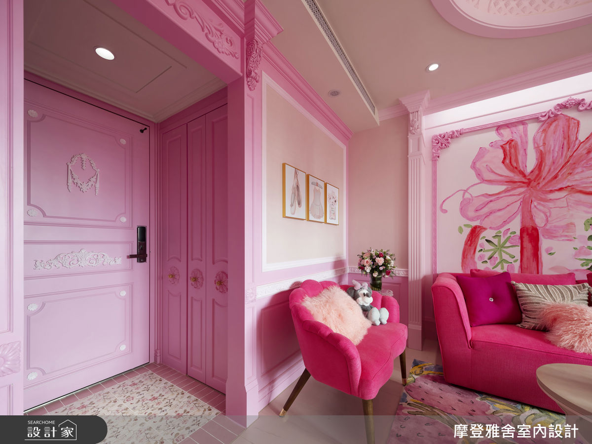 玄關鋪粉色花磚與室內地坪分界，隱藏櫃收納行李衣物，轉換回家心情。