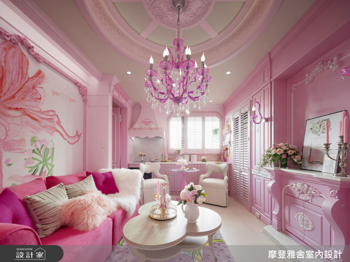 設計師調整廚具配置至牆面一側，釋放出更完整的客廳尺度，讓客餐廚之間的動線自然流暢。