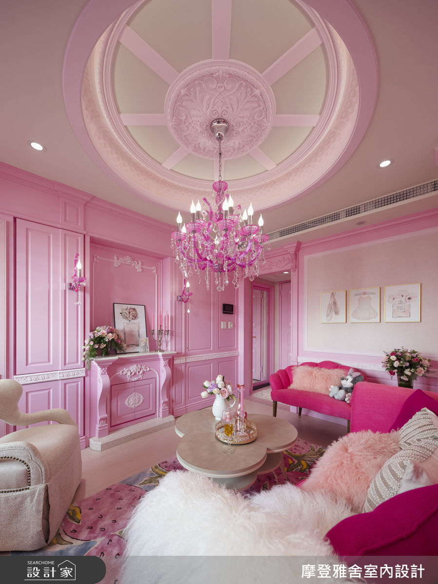 法式壁爐電視牆結合雕花與水晶燈，營造華麗而溫柔的浪漫氛圍。