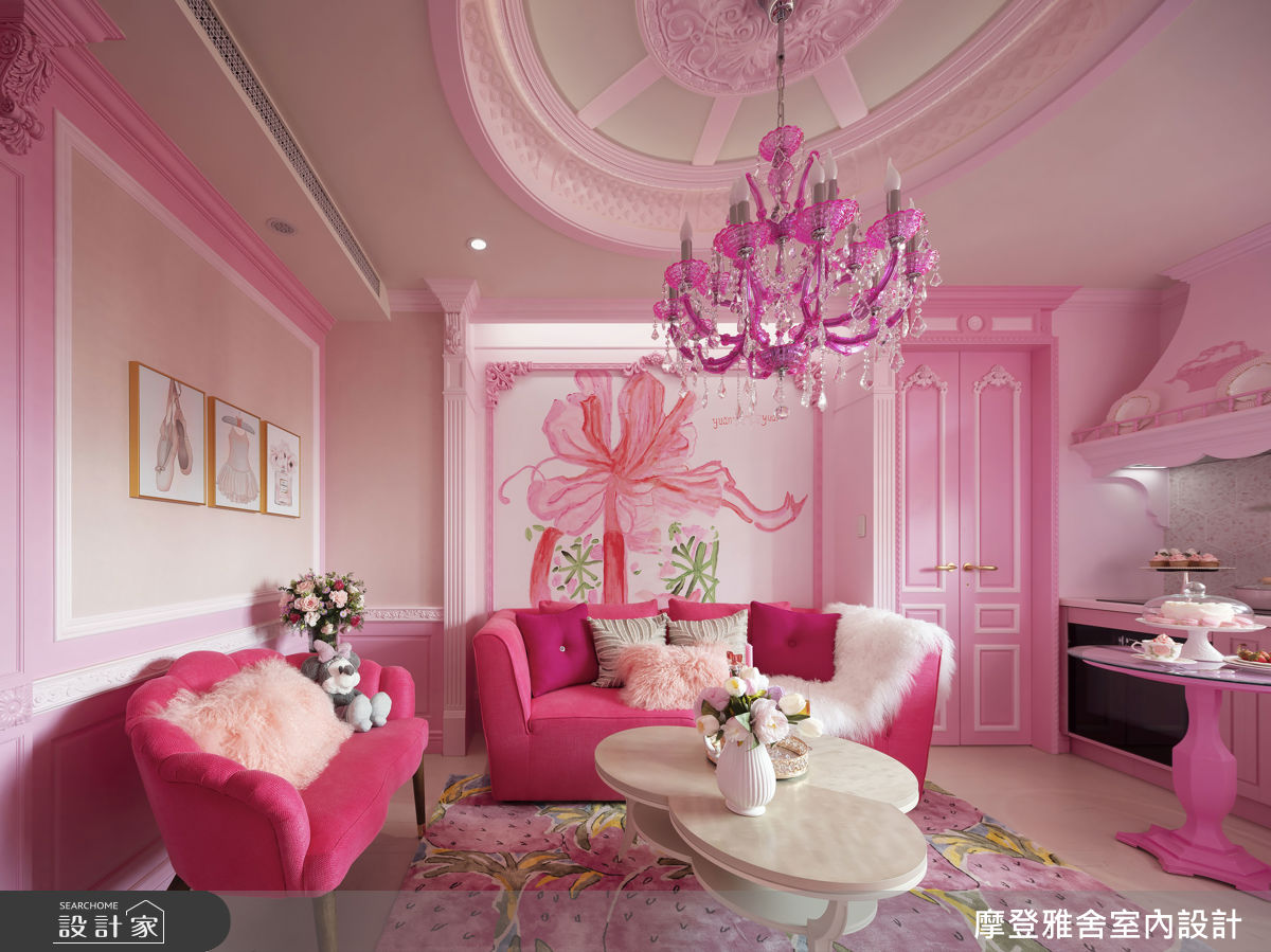 手繪禮物牆寫上屋主名字，象徵獨一無二的人生禮物。。