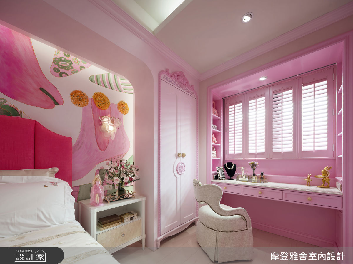 夢幻主臥以高跟鞋圖騰與珍珠壁燈展現絕代風華。