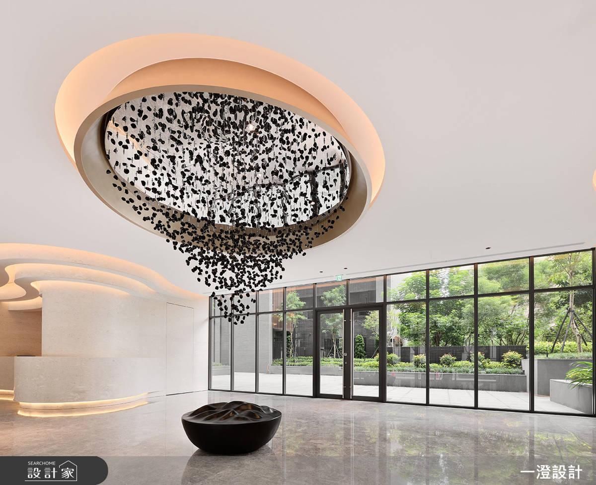 迎賓大廳設置裝置藝術，黑砂自高處傾落，象徵積沙成塔，為日常開場。