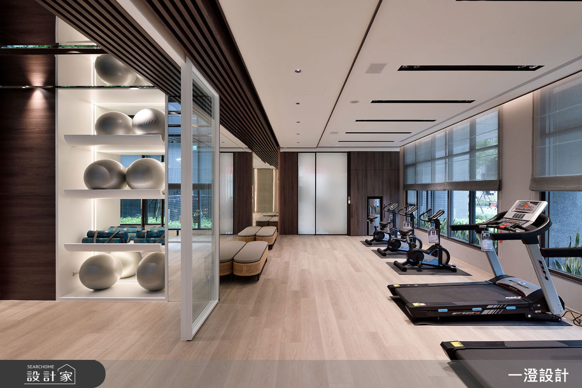 動態區則為健身、瑜伽空間，並連結動線至泳池區與衛浴機能。