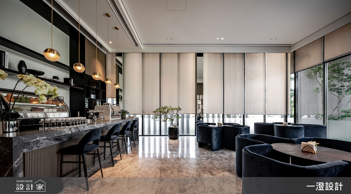 迎賓廳堂另一側的動線配置了茶水休憩區，擁有靈活的座位配置，並以大面窗採光與空間留白營造愜意的場景。