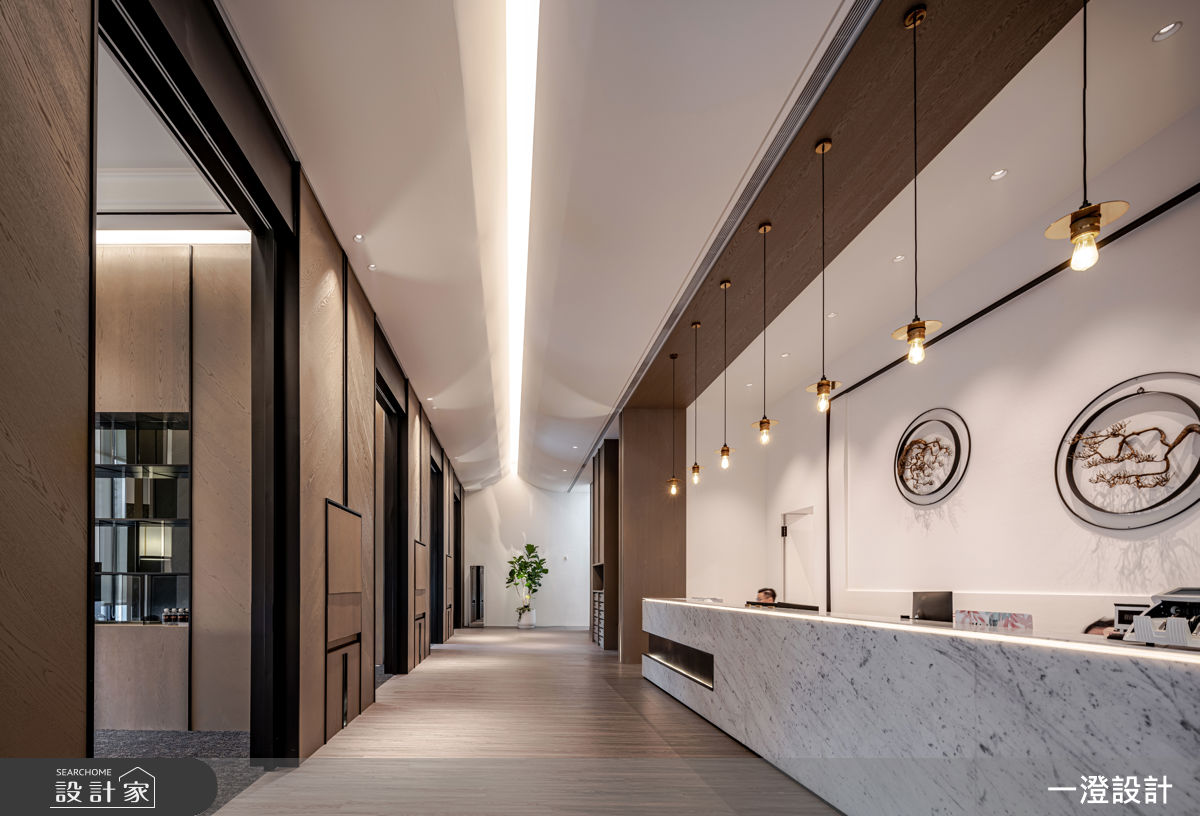 廊道上的天花光帶形成動線引導，分別帶往不同的機能區塊。