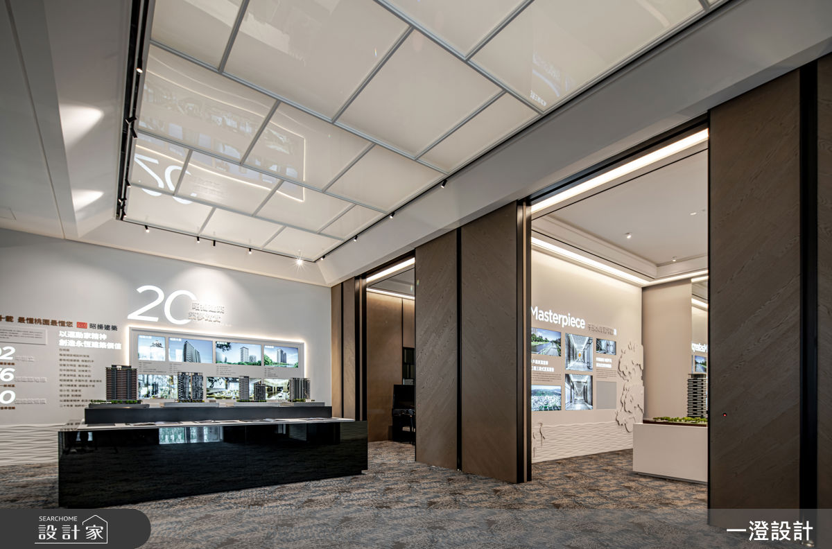 展示區緊接在迎賓大廳之後，以光膜天花均質泛光，使展示模型在柔光下更具立體感，靜靜照亮城市未來的輪廓。