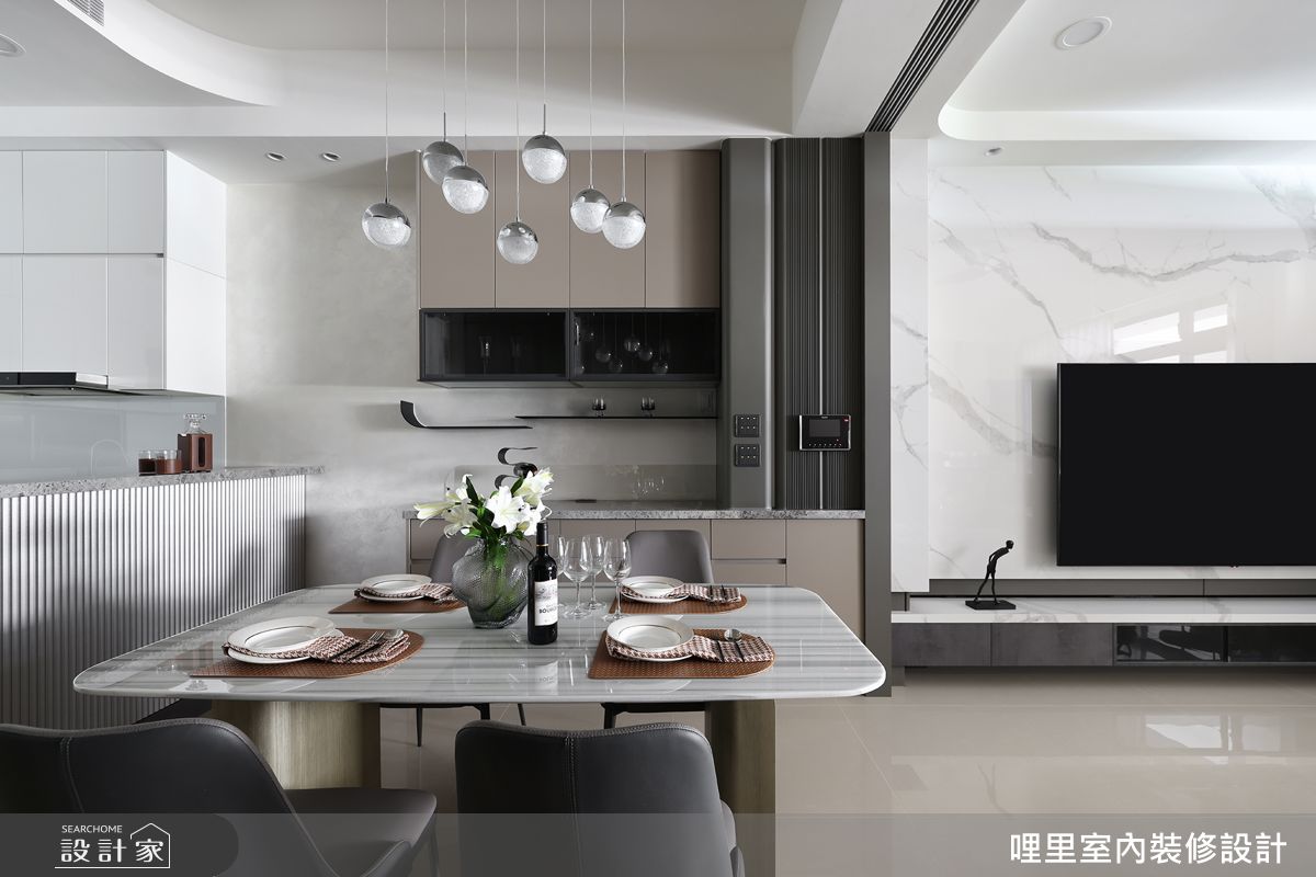餐廚櫃作為客廳灰黑色調與白色廚具之間的色彩緩衝,奶茶色系的餐櫥櫃體搭配石材中島,營造優雅的用餐氛圍。