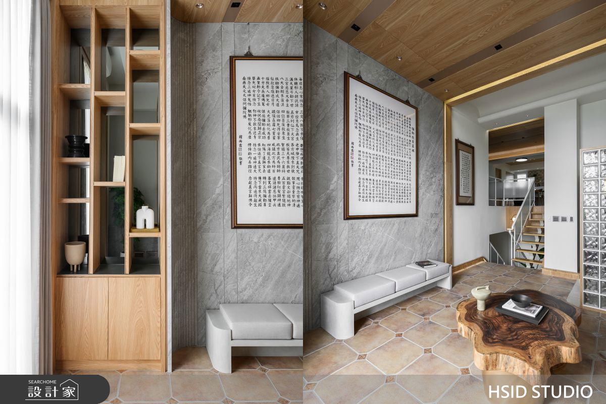 俐落的長几與字畫，與對坐的沙發及背牆形成互動，剔除電視的設計手法，讓客廳成為良好的互動空間。