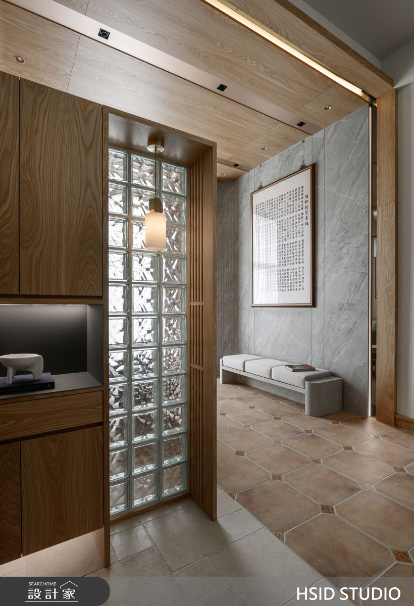 玄關區的跳材質自然帶出落塵區。