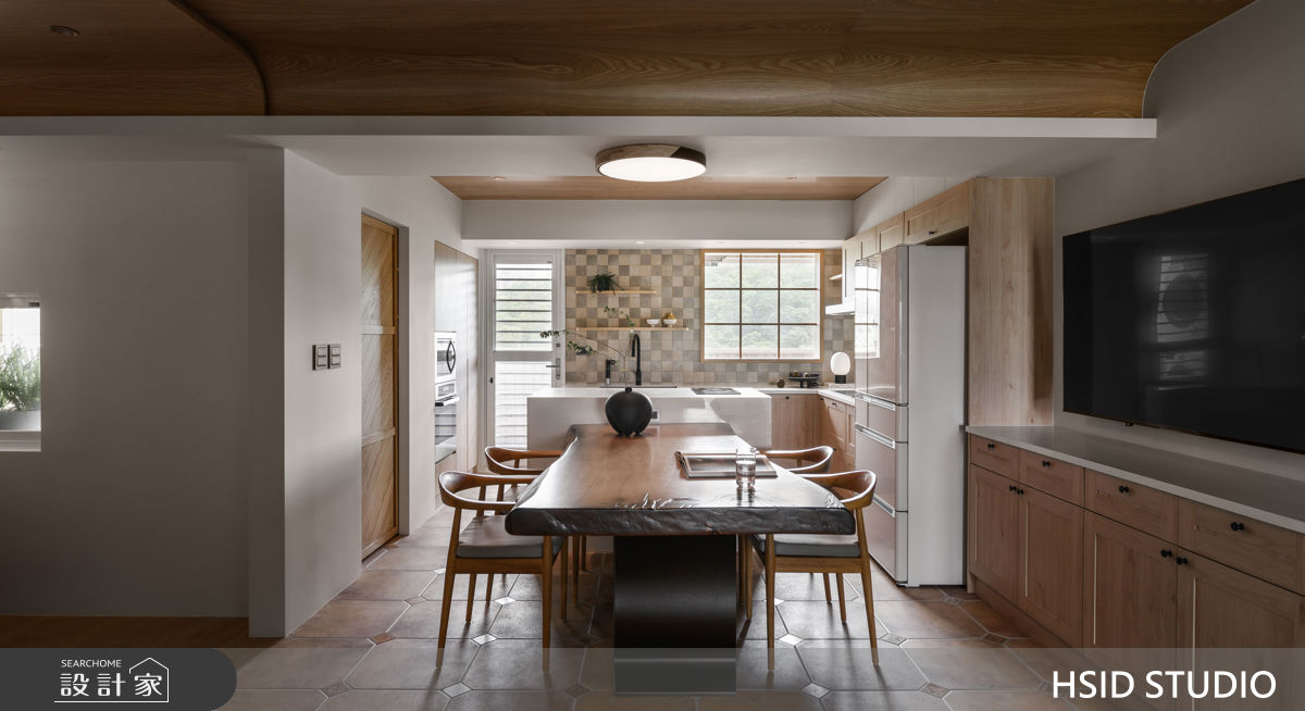 電視巧妙地植入餐廳，茶餘飯後更有話題性。