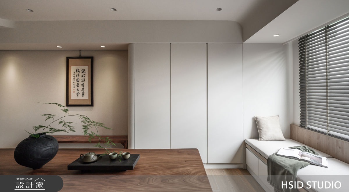 窗邊臥榻為平日屋主靜心淺讀之處，同為讀經班人數眾多時的預留空間。