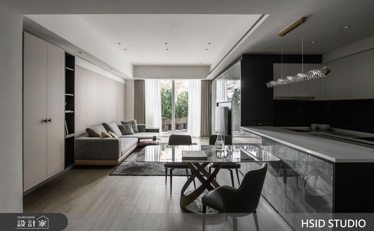 客廳、陽台、餐廳在同一軸線，採光與視覺感掌握極佳。