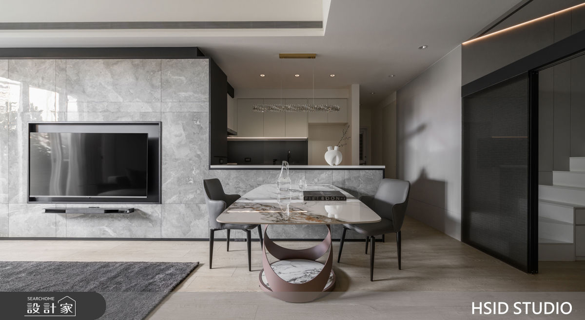 電視牆與廚房中島共構同一立面，採相同磁磚鋪貼，具整體感與一致性。