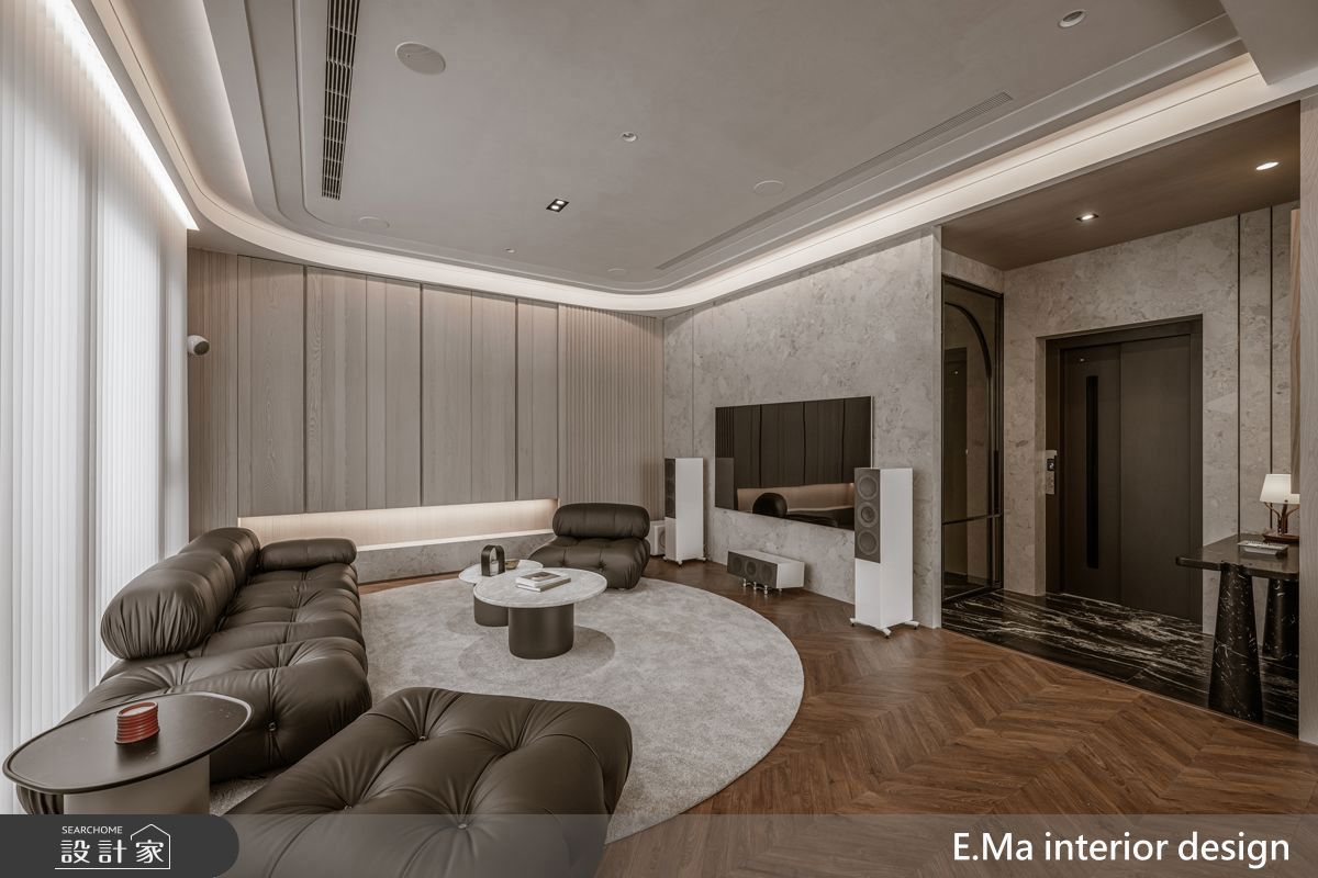 客廳設計上,雙主牆的概念結合藝術塗料與木紋,呈現細膩層次。屋主重視影音體驗,設計師特別配置電視牆與投影布幕雙系統,讓家人能共享觀影時光。