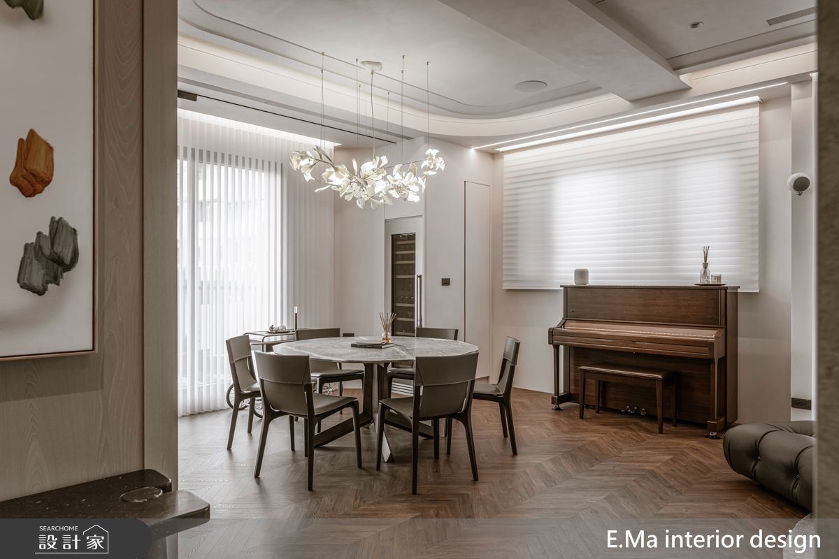 廚房則以開放式ㄇ字型檯面與深色霧面大板磚為主,兼具聚會與備餐機能,視覺上沉穩而有質感。