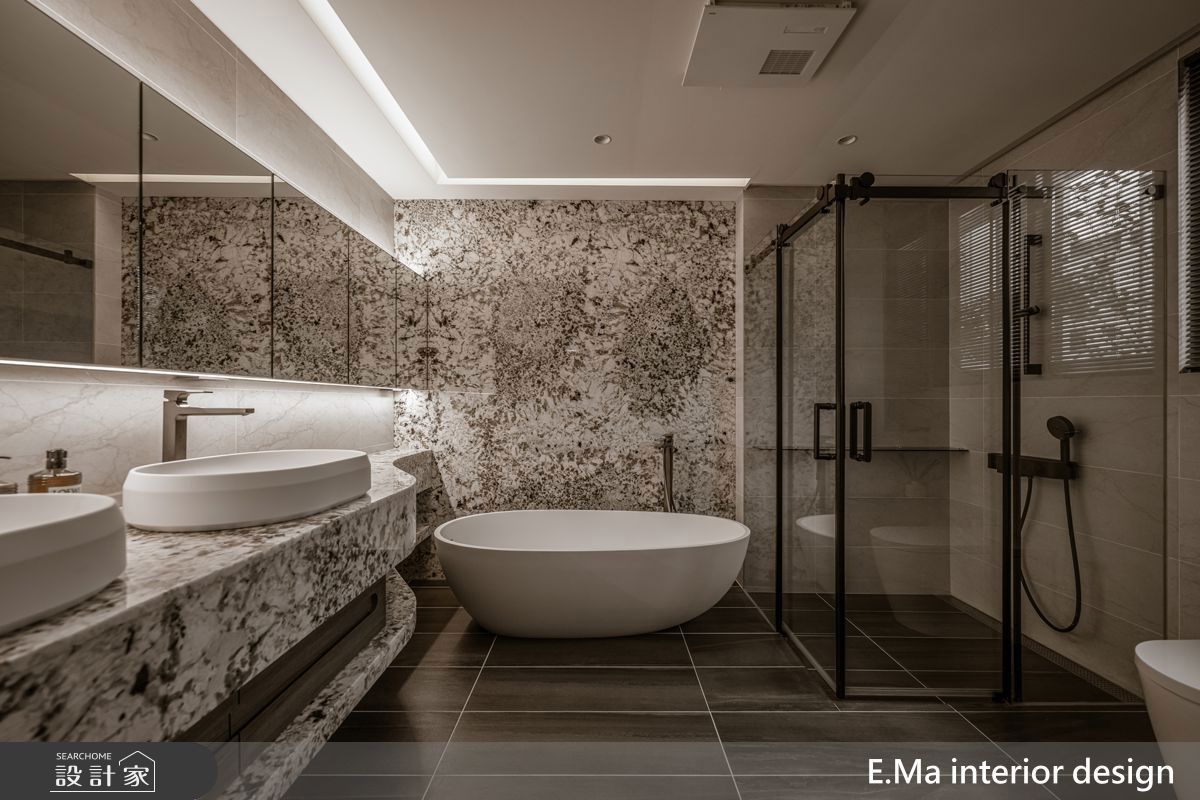 動線底端的主衛浴,融合黑白對比,雙面盆與浴櫃一體成型,展現如飯店套房般的大器俐落