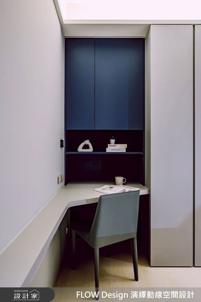 孝親房位於安靜的後段空間，擁有絕美窗景。運用莫蘭迪藍搭配灰階，柔和中帶靜謐。不浪費坪效，在轉角設計書桌與整合收納櫃建立出臥房的舒適度。