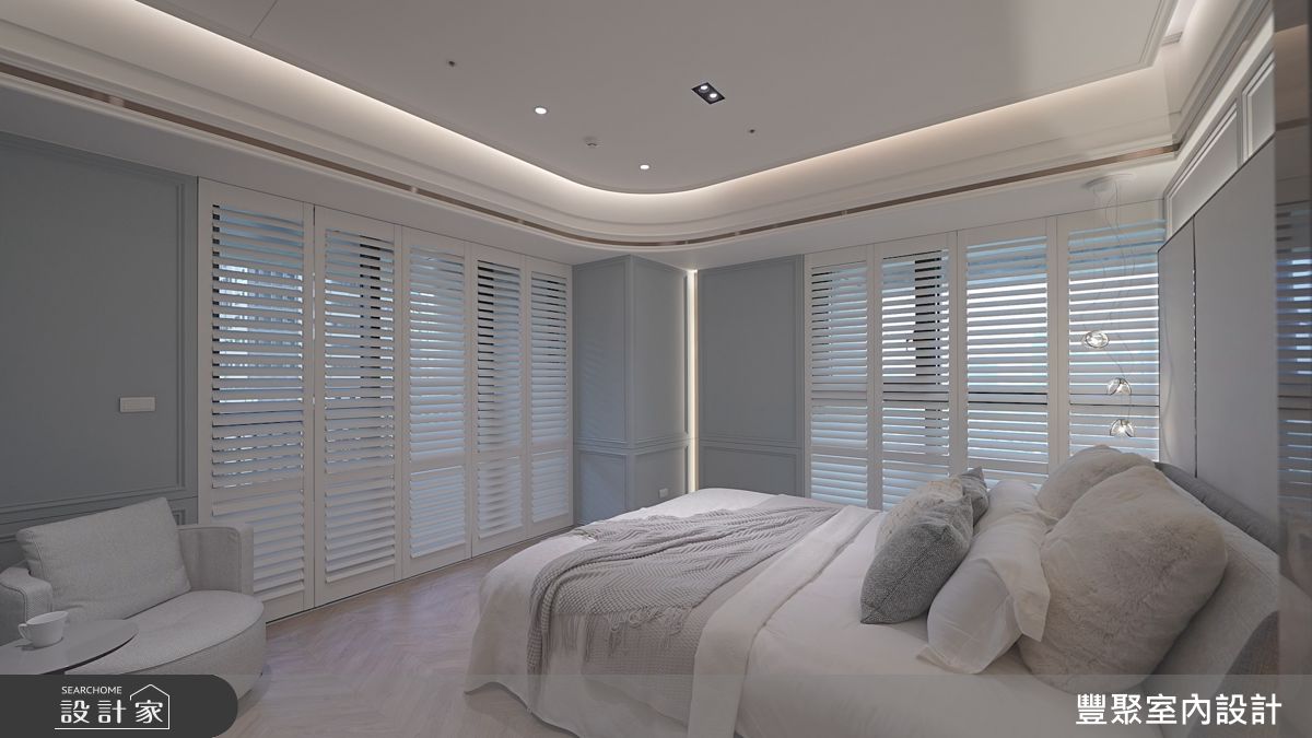 主臥房融入女屋主偏好的美式線板語言,搭配溫潤色調與金屬飾條,展現優雅深度。結構柱體以莫蘭迪藍跳色,延續整體現代時尚感。