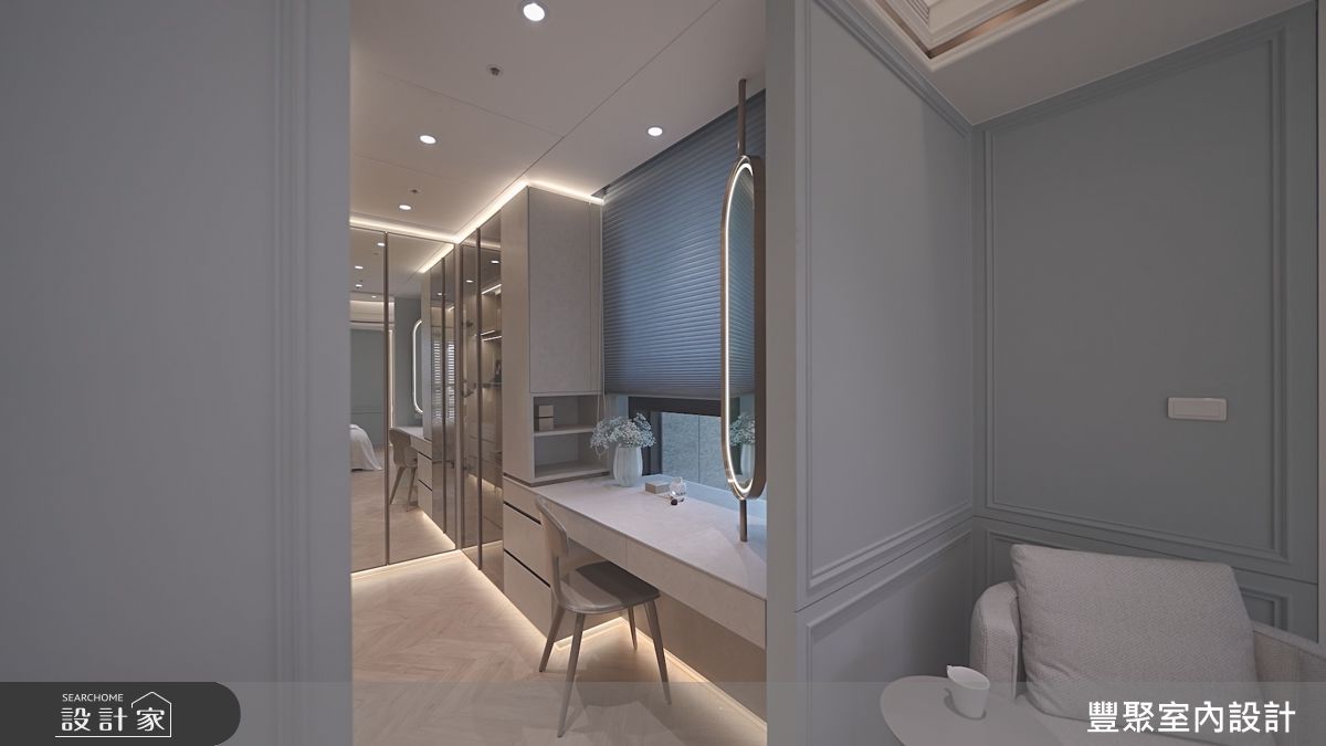 更衣室以鏡面與茶玻璃延伸空間感,搭配柔光照明營造高雅氛圍