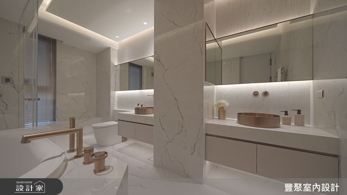 主衛浴以純白為基底,混搭窯變磚與石紋,中央結構柱轉化為雙面盆分界,動線流暢。 配置獨立浴缸與淋浴區,讓屋主在泡澡時能完全沉浸於放鬆的儀式感中。
